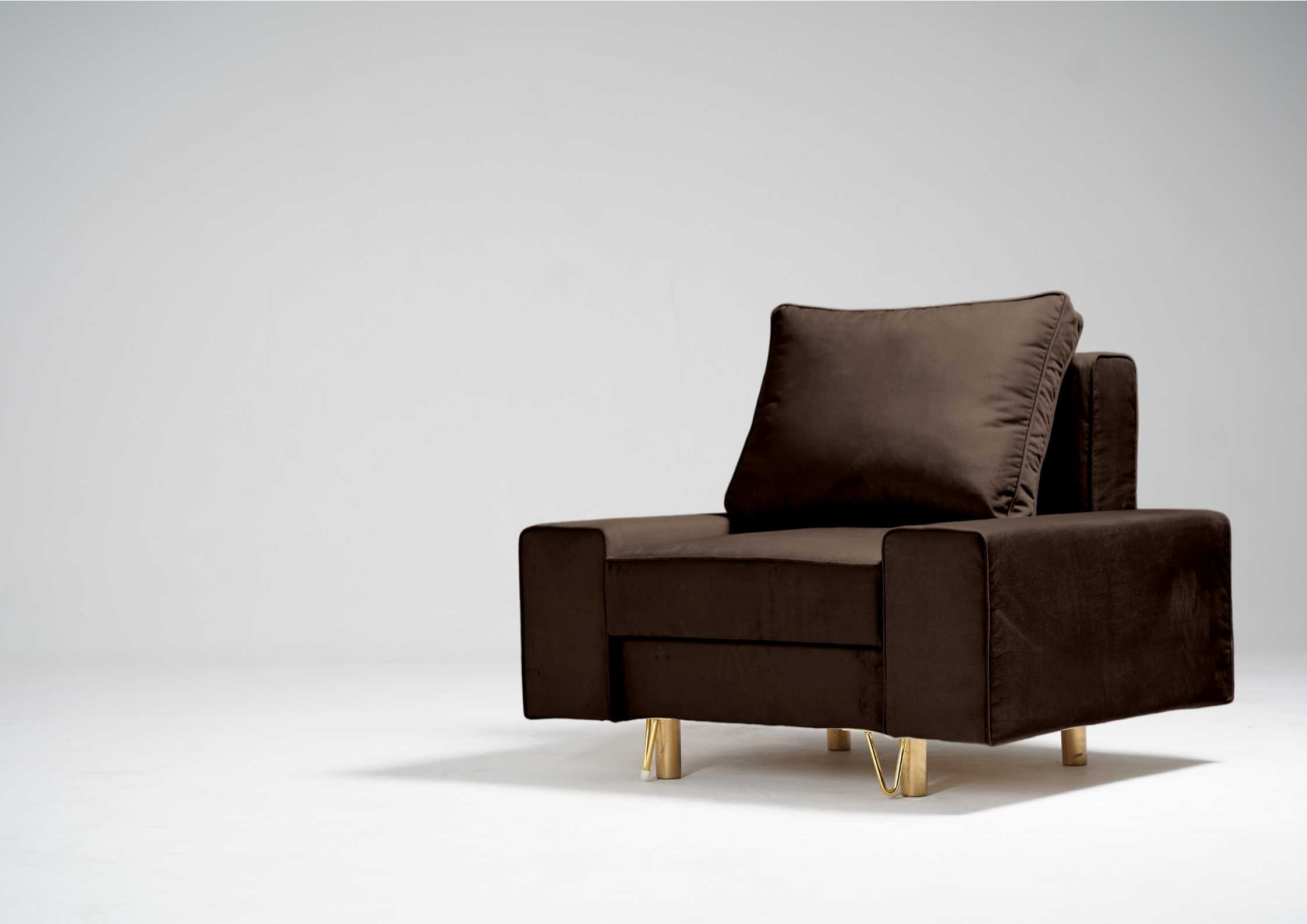 Brązowy fotel na złotych nogach